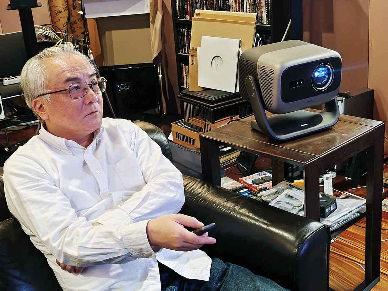 画像: 「N3 Ultimate」のジンバルスタンドはリモコンによって電動での調整が可能