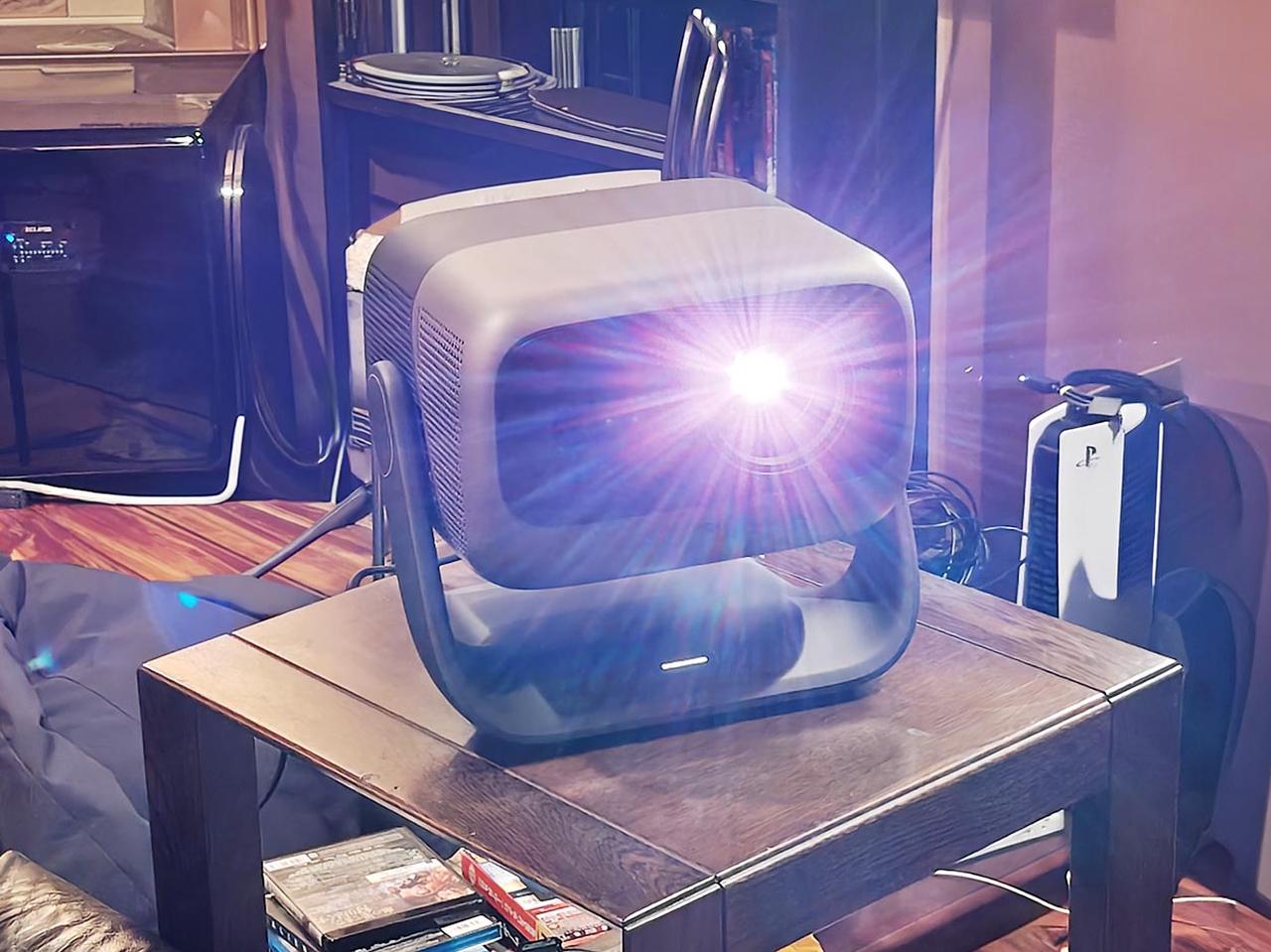 画像: 外光は完全に遮光され、やや薄暗いくらいの試聴室では十分すぎる明るさの映像で観ることができる