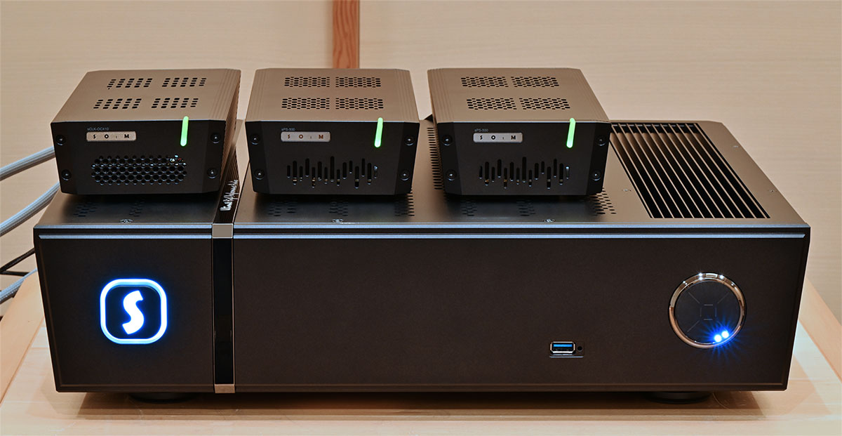 画像: sMS-2000PSMCは4つの筐体で構成されている。写真下がミュージックサーバーのsMS-2000で、その上に並んでいるのは、左からマスタークロック「sCLK-OCX10」、マスタークロック用電源、拡張ボード用電源