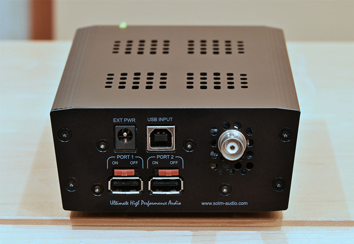 画像: tX-USBultraのリアパネルには、USB Type-B入力とUSB-Type-A出力を搭載する。USB Type-Aには電源のオン/オフスイッチが備わっており、音声信号伝送用としてはオフの方が好ましいそうだ。ただしUSB DACによってはオフでは認識されない製品もあるので注意が必要だ