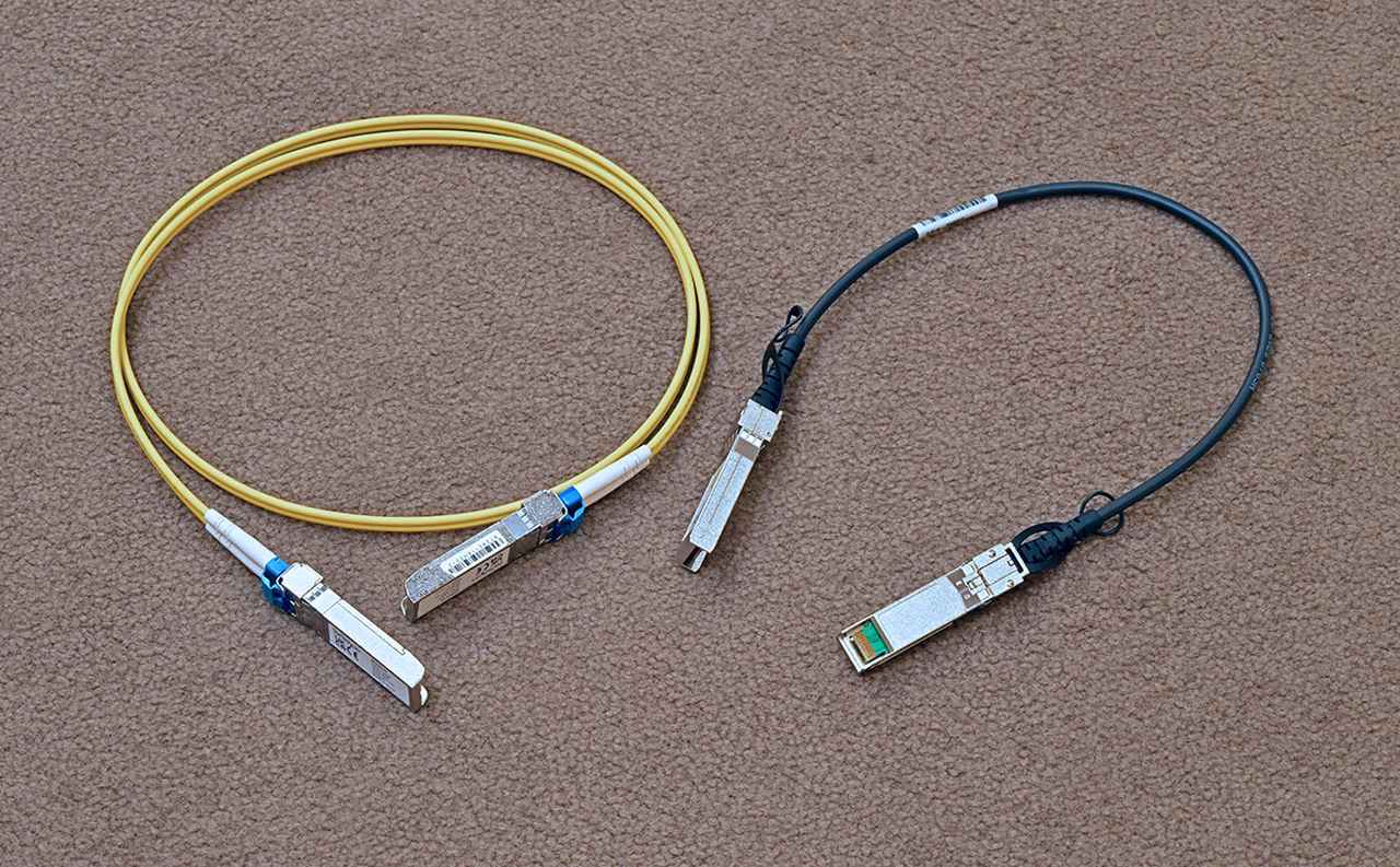 画像: 写真左は光LAN用ケーブルで、右はDACケーブル。どちらもFSPコネクター（トランシーバー）を使っているが、ケーブルの中身は異なる