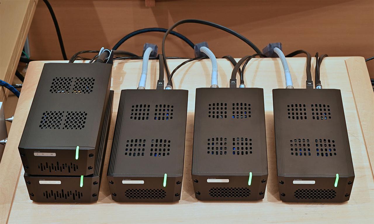 画像: tX-USBultraはスーパークロックモジュールのsCLK-EXを内蔵し、入力されたUSB信号をリジェネレートする音質改善アイテム。今回は電源が付属したtX-USBultraPSと、本体のみのtX-USBultraを組み合わせた。もちろんどちらもスペシャルエディション銀線仕様で、sCLK-OCX10からクロックを供給している