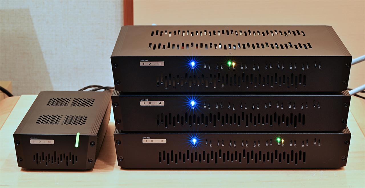 画像: 写真下が電源ユニット同梱のsNH-10GPSで、上の2台は本体のみのsNH-10G。今回はすべてスペシャルエディションの銀線仕様を使っている