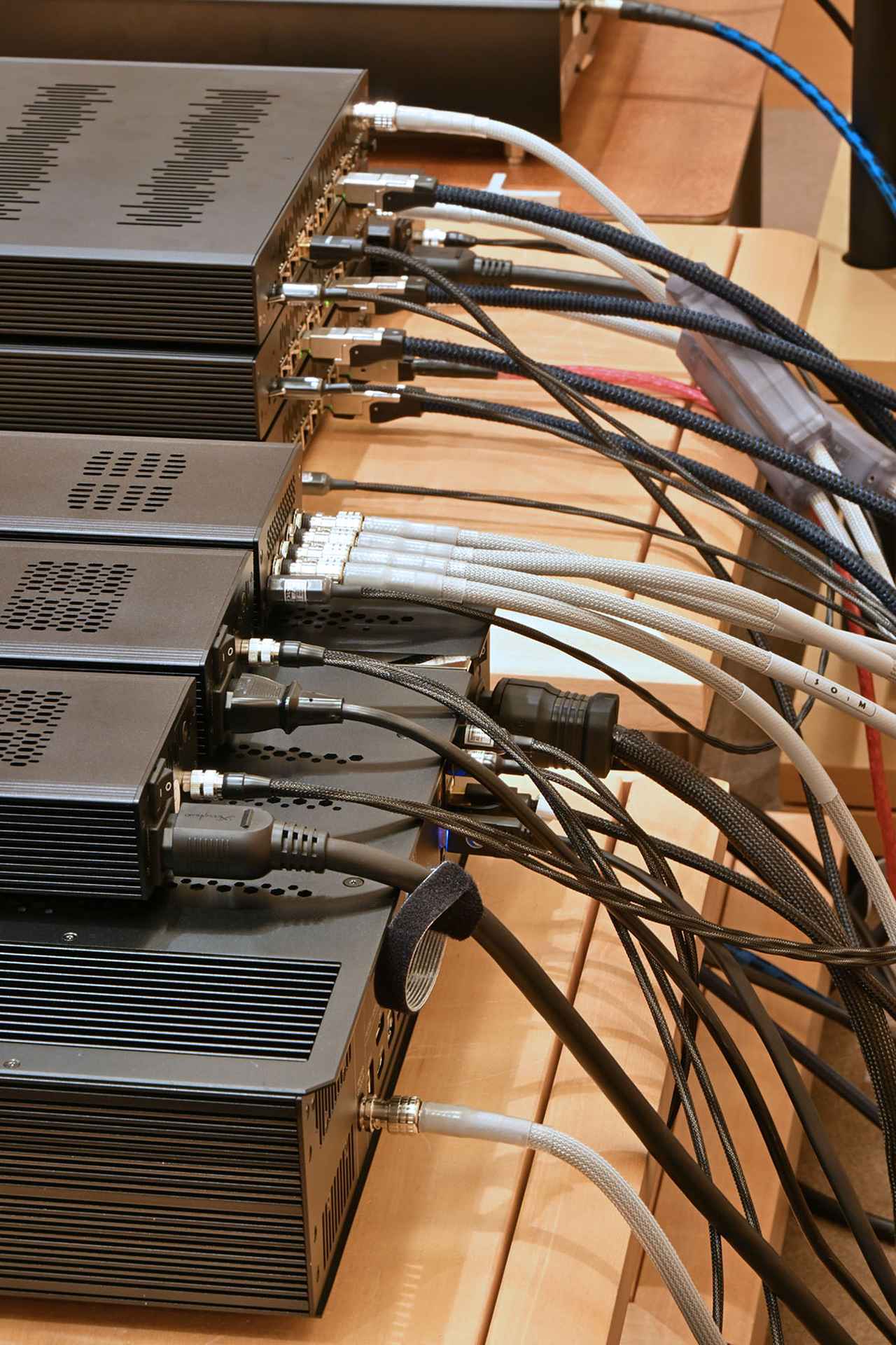 画像: 今回の試聴では、ネットワークスイッチのsNH-10Gを最大3台つないだら音がどのように変化するかを確認した。sNH-10GPSに付属している電源ユニットから2台に、残りの1台にはsMS-2000PSMCの電源ユニットから給電した。またsMS-2000PSMCに同梱されているsCLK-OCX10は最大4台にクロックを共有できるので、3台のsNH-10GとsMS-2000をつないでいる