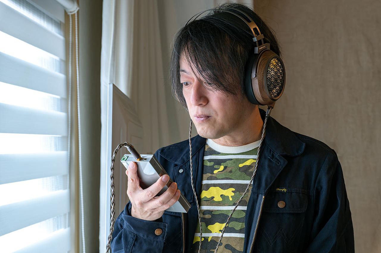 画像: リビングルームにはAstell&Kern「PD10」も準備されていたので、こちらでも「Egret」を試聴してもらった。オープン型なので屋外使用は難しいかもしれないが、ポータブルプレーヤーとの組み合わせはアリかもしれない