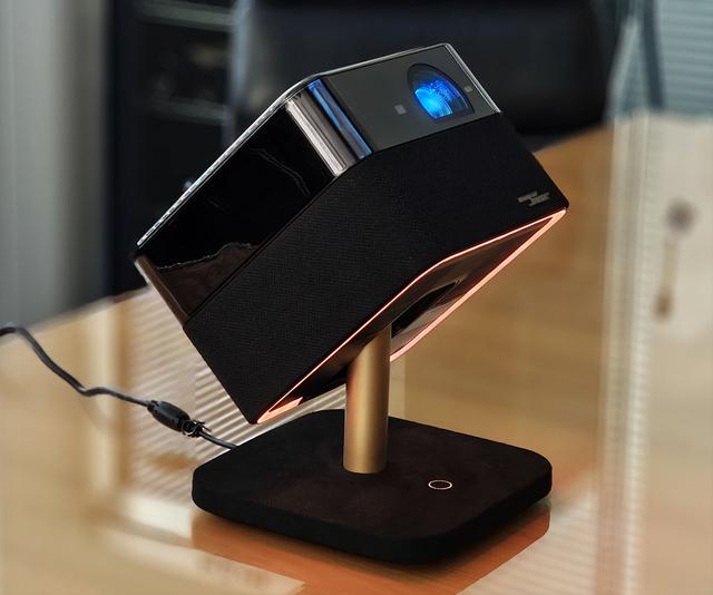 画像5: 【PR】“「EF-73」の自由度の高さが、あらゆるコンテンツを身近にしてくれます”  家の中のどこでも大画面を体験できる快感に、すっかり虜になりました！