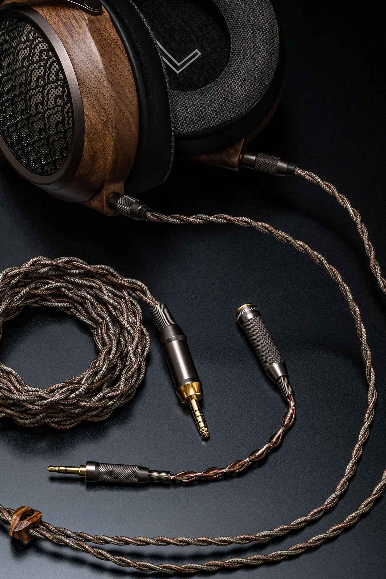 画像: 2重シールド設計の3重複合材採用プレミアム4芯ケーブルを同梱。長さは約1.8mで、ヘッドホン側コネクターはL/Rそれぞれに3.5mmプラグを、再生機側には4.4mmバランスプラグを採用する。4.4mm to 3.5mm変換ショートケーブルと3.5mm to 6.35mm変換プラグも付属する