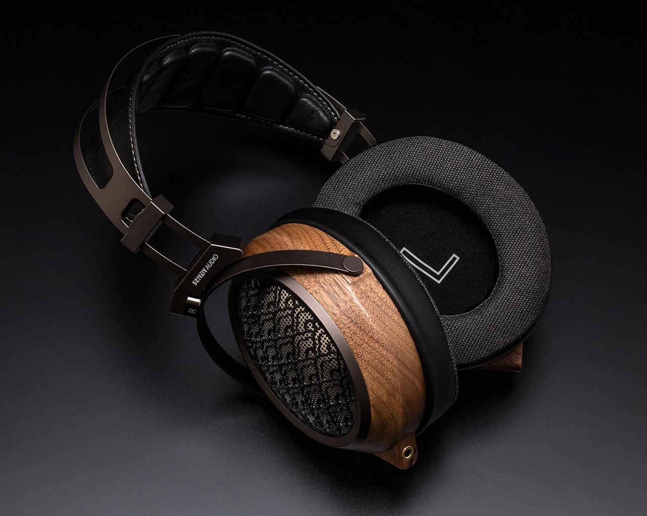 画像: イヤーパッドの外縁部とヘッドバンドの内側には、柔らかく通気性に優れたラムレザーと肌に優しいベロアを組み合わせた素材が使われている。これにより、長時間の試聴でも疲労感が大幅に軽減され、没入感あふれる体験を提供してくれる