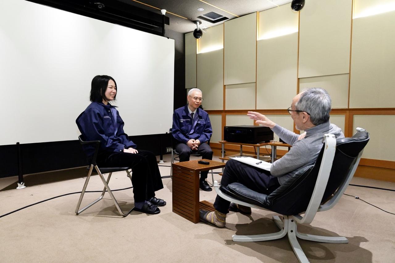 画像: 取材では株式会社共栄商事の貿易部貿易課課長の島 浩さん(写真中央)と井戸 恵さん(写真左)にお話しをうかがった。写真右はリポートを担当してもらった藤原陽祐さん