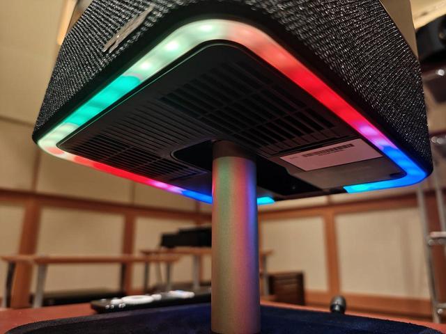 画像: 本体下部にアンビエントライトを搭載しているので、ちょっとしたスタンド代わりにも使えるだろう。天面にあるタッチセンサーで明るさや色合いも自由に変更できる