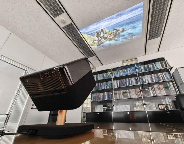 画像4: 【PR】“「EF-73」の自由度の高さが、あらゆるコンテンツを身近にしてくれます”  家の中のどこでも大画面を体験できる快感に、すっかり虜になりました！