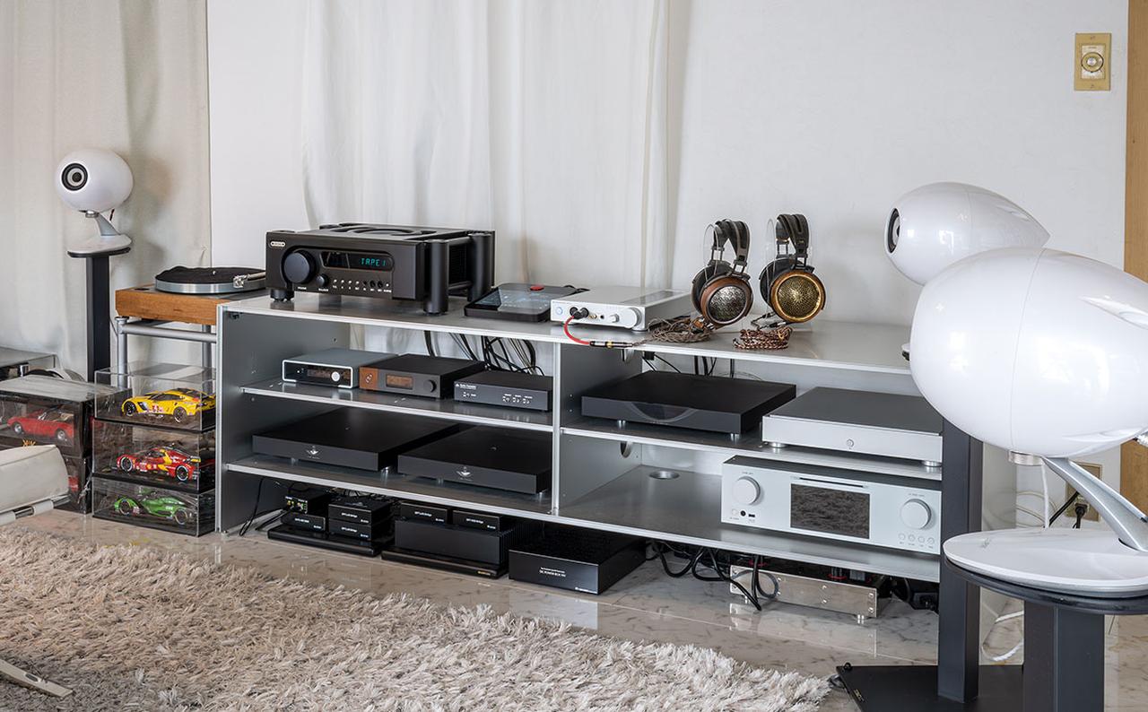 画像: 土方邸1Fリスニングルームで取材を行った。土方さんはネットワーク再生時の伝送経路にも気を配っており、複数の光アイソレーターも組み合わせられている