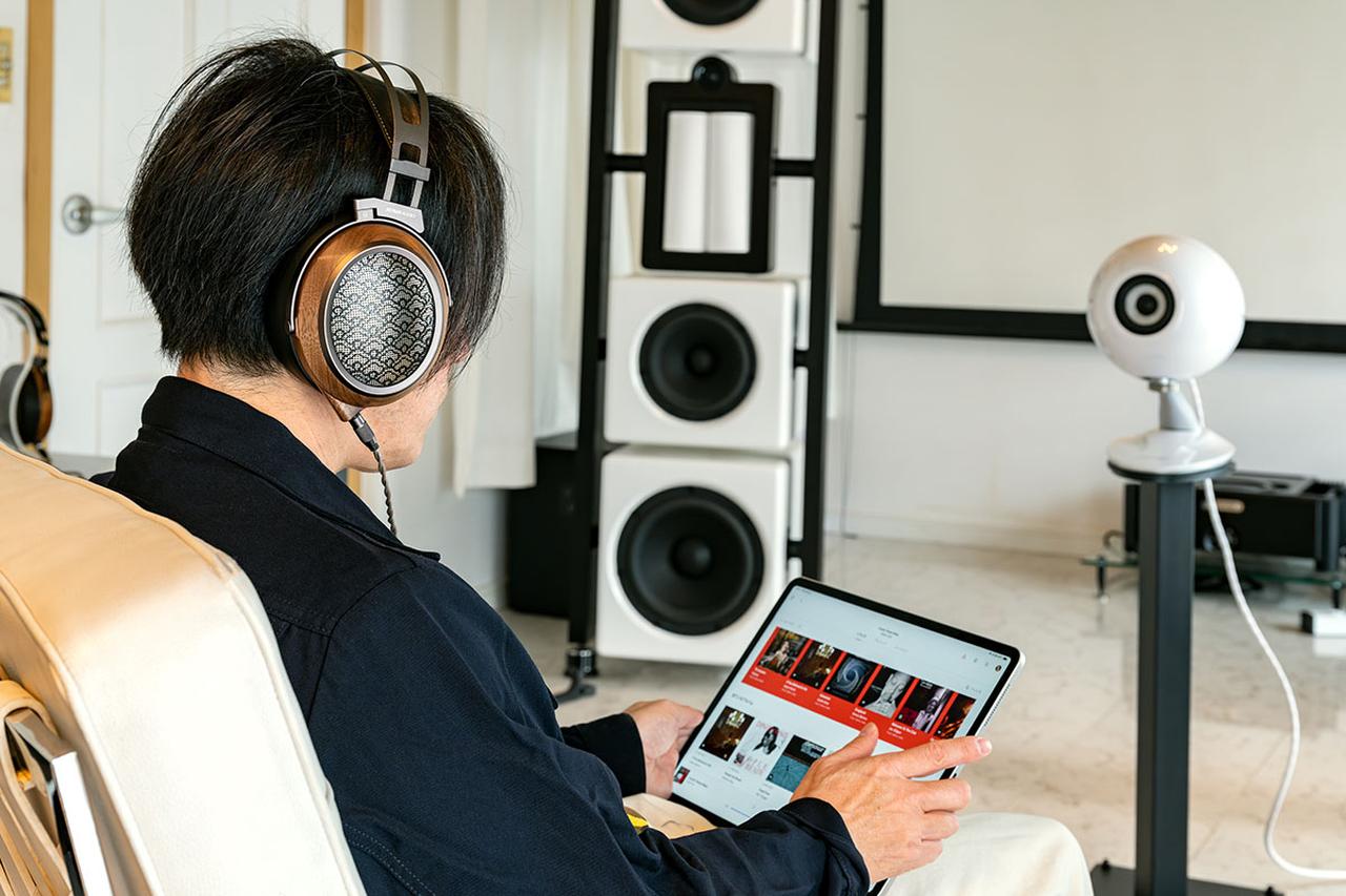 画像: 1Fリビングルームで「Egret」を体験していただいた。普段はここで、雑誌などを読みながら、お気に入り音楽をiPadで探しているとか