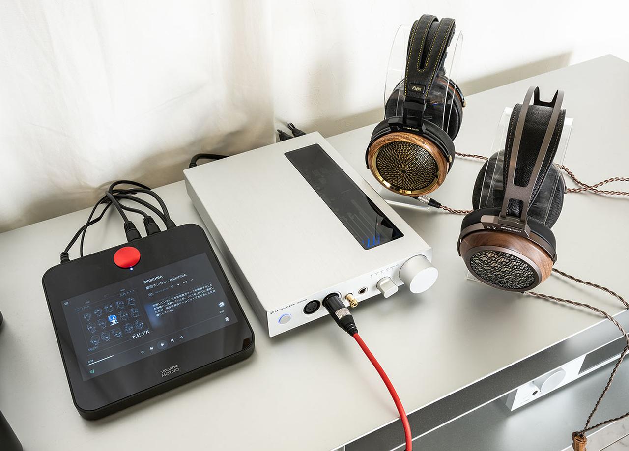 画像: リンやVOLUMIOのソース機器からゼンハイザーのヘッドホンアンプ「HDVD 800」に音声信号を入力し、これでEgretをドライブしている。写真右手前が取材機の「Egret」で、奥側が土方さんが愛用している「Peacock」