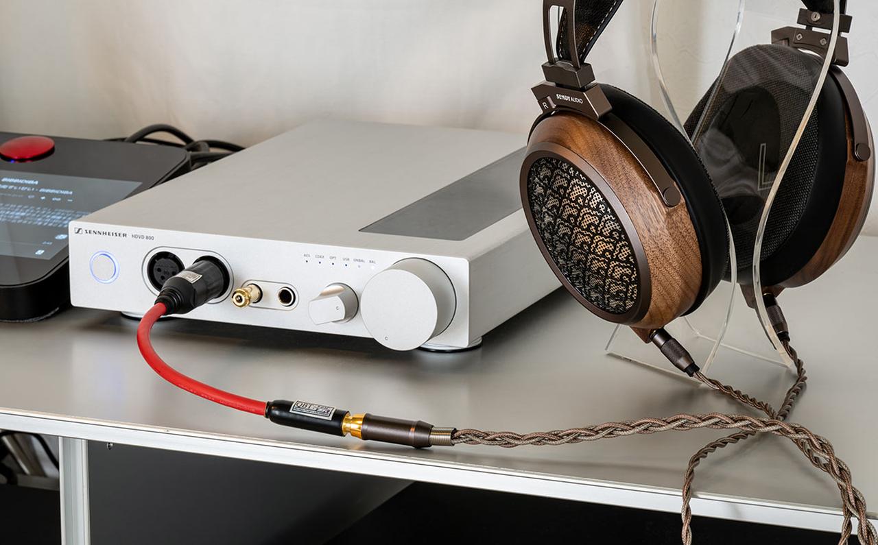 画像: HDVD 800はバランスXLR出力対応なので、特注のXLR4ピン→4.4mmバランス変換コネクター（写真の赤いパーツ）を使ってEgretとつないでいる