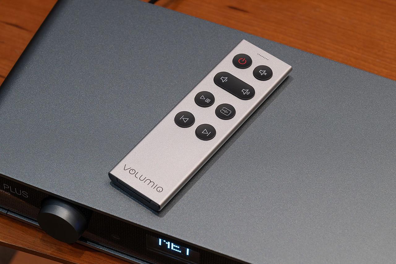 画像: カードタイプのスリムなリモコンが付属している。これを使えば、音楽再生などの通常操作に加えて本体の設定も行える