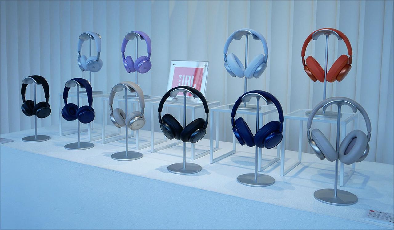 画像: ずらっと並んだ新製品のカラーバリエーション。左が「Live 680NC」で、右が「Live 780NC」