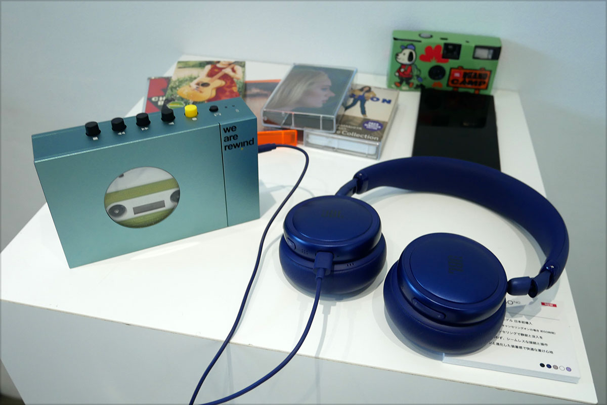 画像: ポータブルカセットプレーヤーと有線接続したデモ。ケーブルの色も本体と同じものが付属する