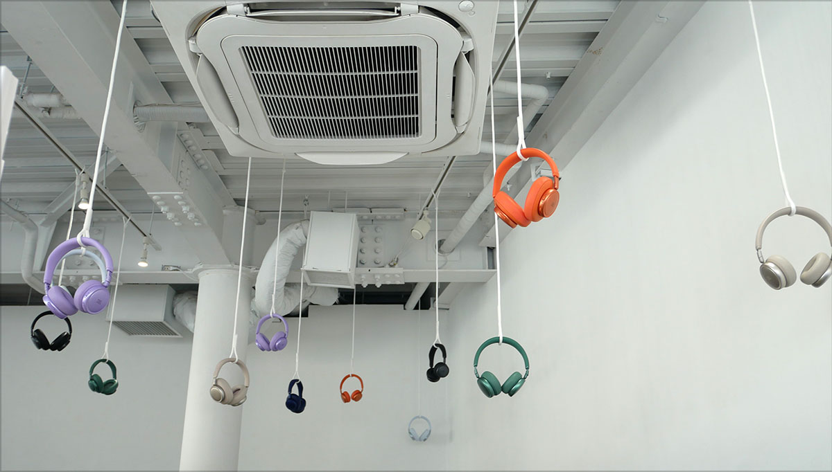 画像: 天井からは、様々なカラーバリエーションがぶら下がっていた。このうち幾つかは日本未発売だそうです