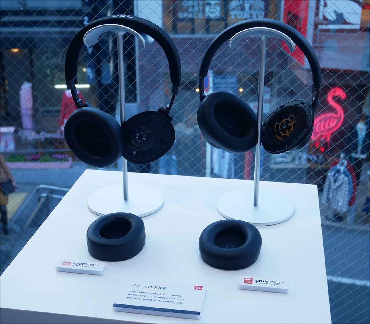 画像: 前モデルの「Live 770NC」（左）と「Live 780NC」（右）の比較。イヤーパッドとヘッドバンドの素材が新しくなり、装着感や遮音性が向上している