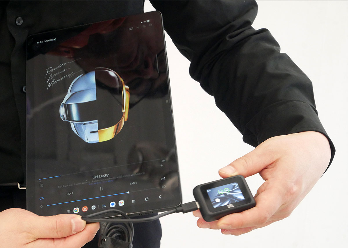 画像: Auracast機能のデモでは、送信機に別売の「JBL Smart TX」を使用