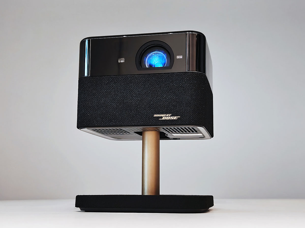 画像1: 【PR】“「EF-73」の自由度の高さが、あらゆるコンテンツを身近にしてくれます”  家の中のどこでも大画面を体験できる快感に、すっかり虜になりました！