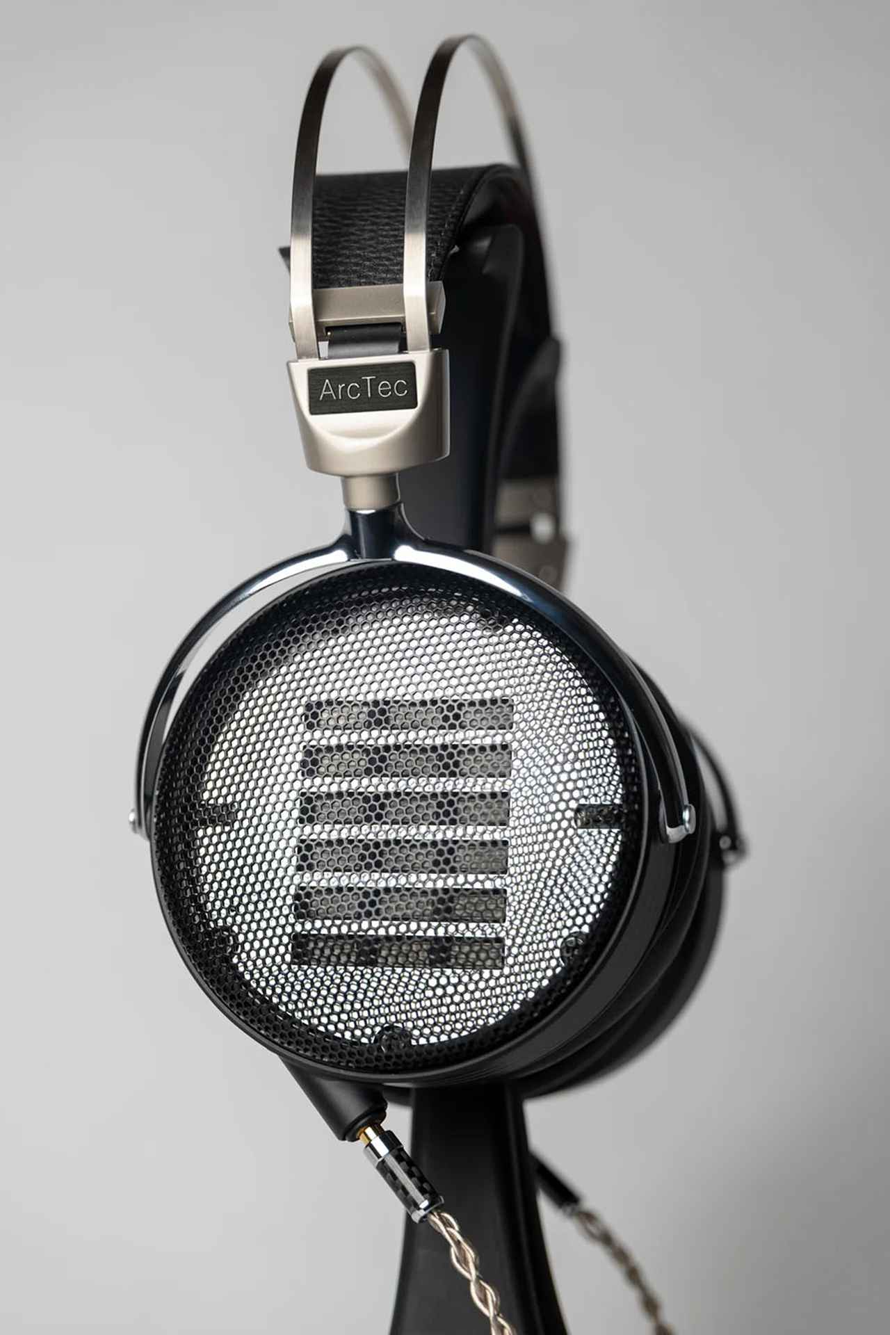 画像1: ベルリン発のオーディオブランドArcTec Berlinから、ハイエンドヘッドホン「AB 92」が登場。背面開放型により、振動板の背後から放射される音を遮ることなく自由に解放