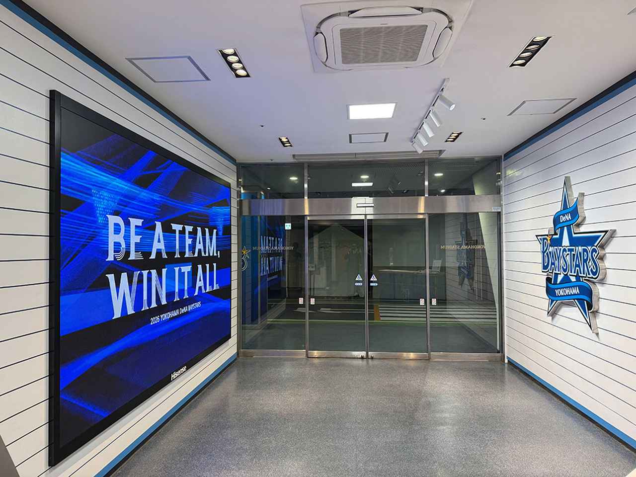 画像: ハイセンス製190インチのLEDディスプレイが、横浜スタジアム・関係者入口の正面エントランスの壁面に設置
