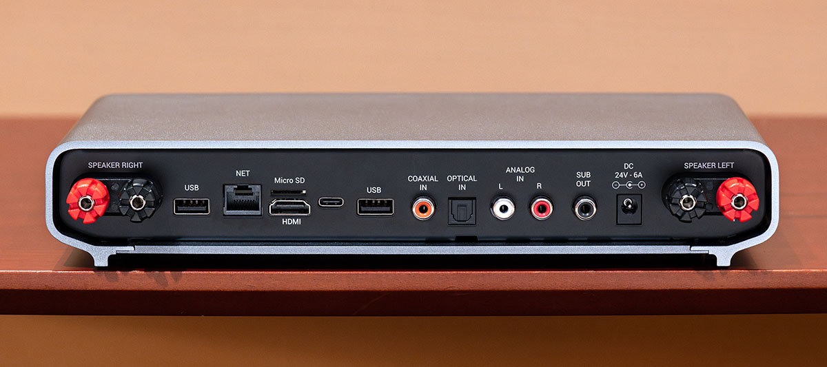 画像: 「Integro」のリアパネルには各種端子がずらっと並ぶ。スピーカー端子はスクリュー型で、端子の間隔が狭いのでバナナプラブの使用がお薦めだ