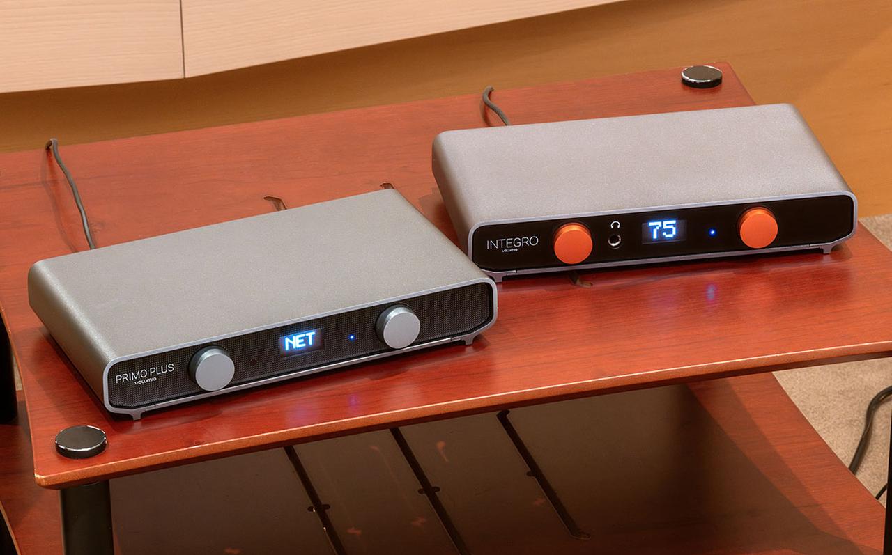 画像: ネットワークプレーヤーの「Primo Plus」（左）と「Integro」をつないだ場合のパフォーマンスも確認した。「Integro」のボリュウムは最大にセットして、音量調整は「Primo Plus」で行っている