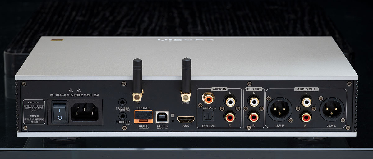 画像: 上位モデルの「X9」は、AKMのDACチップやオーディオプロセッサーを採用している点が「X8」との違いになる。フルバランスR2Rボリュウム回路も搭載済で、高音質プリアンプとしても使用可能だ