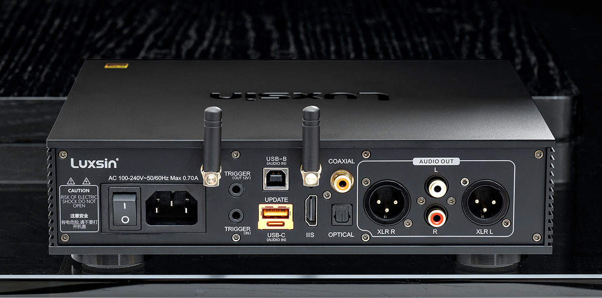 画像: ラグサインブランドの第二弾ヘッドホンアンプ「X8」は、横幅約24cmというコンパクトなサイズに、様々な機能を搭載している。背面端子もUSBに加えてHDMI（I2S）や光/同軸デジタル入力など豊富に備える