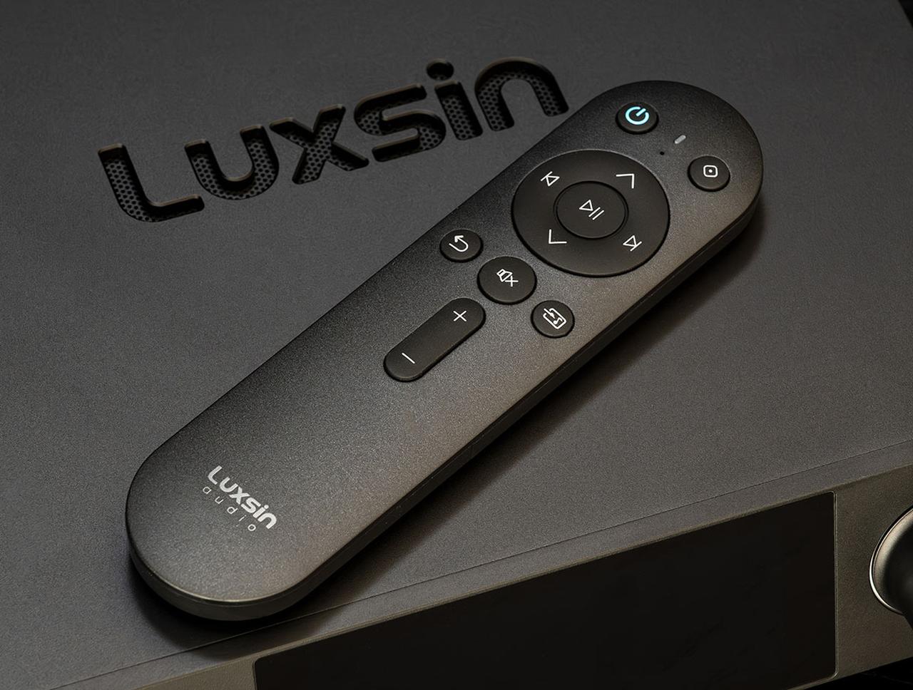 画像: 各種設定や音量調整も可能な、手のひらサイズのリモコンも付属している。普段の試聴にはこちらが便利かも