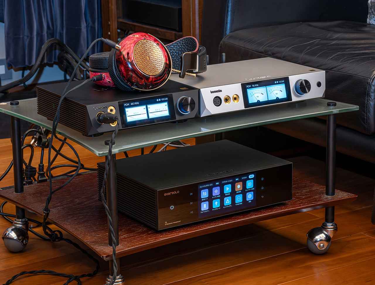 画像: 上段左がラグサイン「X8」で、右が「X9」。ソースには、ラック下段のエバーソロ「T8」でストリーミングサービスのQobuzを再生している。ヘッドホンのZMF「Caldera」にはラムスキンイヤーパッドを装着した