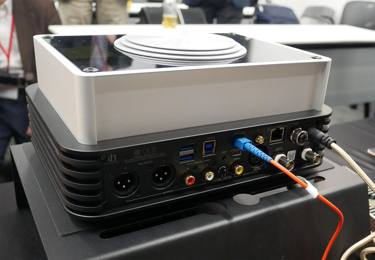 画像: 「iDSD Phantom」の背面端子。XLRとRCAのアナログ出力を備えているので、プリアンプとしても使用可能