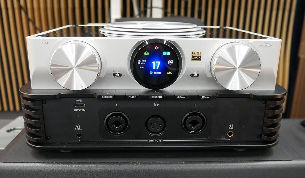 画像: 「iDSD Phantom」はふたつのダイヤルで各種設定や音量調整等を行う。フロントパネルのカバーを外すと4種類のヘッドホン端子が現れる。取り外したパネルは本体裏側に収納する仕組みだ