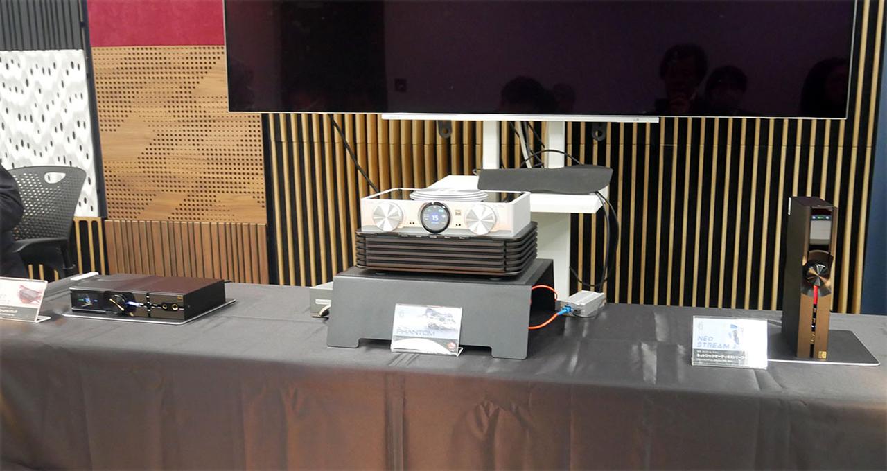 画像: お披露目された新製品。左から「NEO iDSD 3」「iDSD Phantom」「NEO Stream 3」