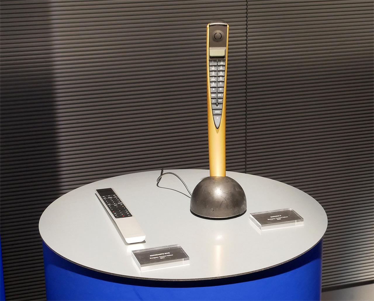 画像: リモコンや電話機もB&Oデザインで一味違った製品になる。左は「BEOREMOTE ONE」（2014年）で、右は「BEOCOM 2」（2001年）