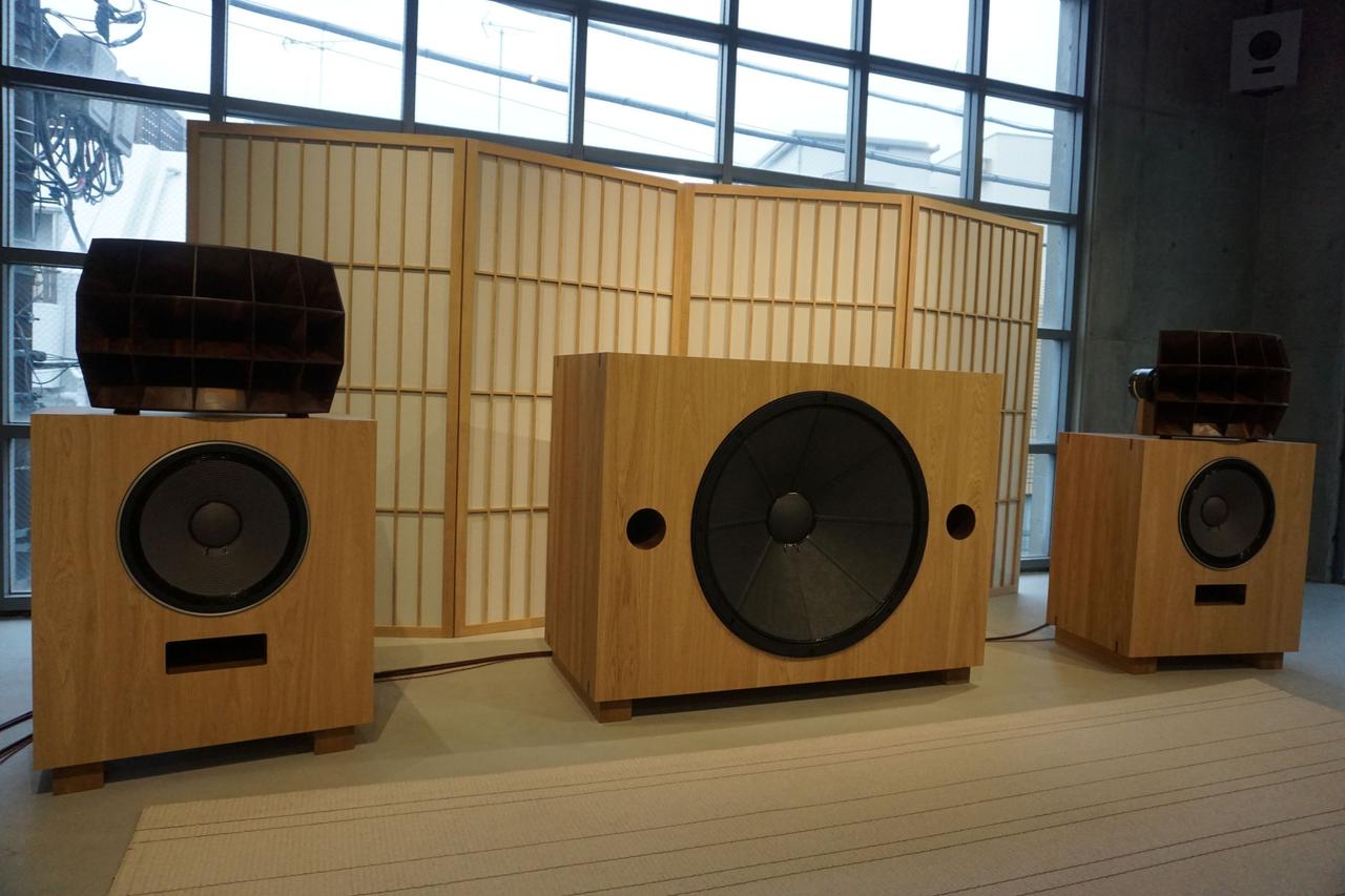 画像: カリモク家具の3次元加工技術によって開発された、大型の木製ホーンを備えたスピーカーシステム。通常は金属で成形される複雑な曲線を持つホーンを、木製素材で再現している点が特徴だ