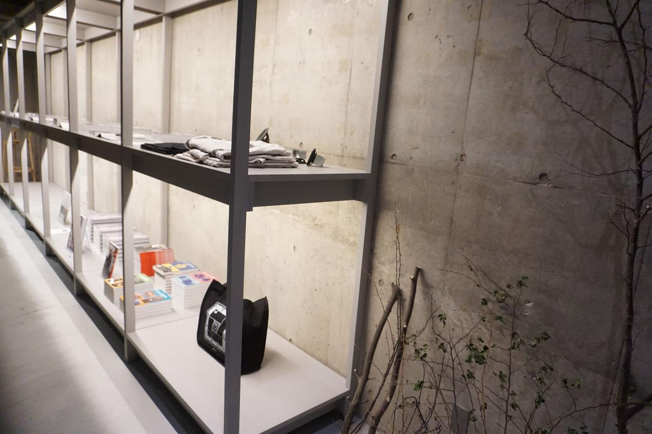 画像: B1Fフロアの入口に設けられた物販ブース。Devon氏が寄稿した出版物やレコード、展示会場限定グッズを購入することができる