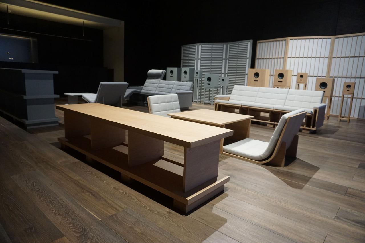 画像: Devon氏がデザインしたチェアシステムに加え、スピーカー後方には2種類のアコースティックパネルが展示されている。いずれも、屏風を思わせる蛇腹状の構造を特徴としている