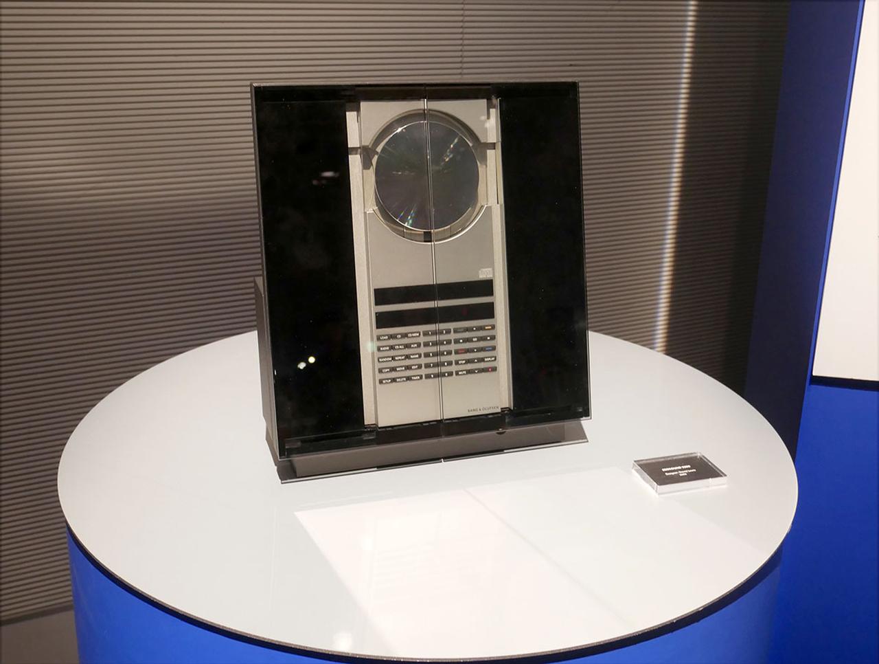 画像: 手をかざすだけでカバーが開くことでも注目された「BEOSOUND 3200」（2003年）