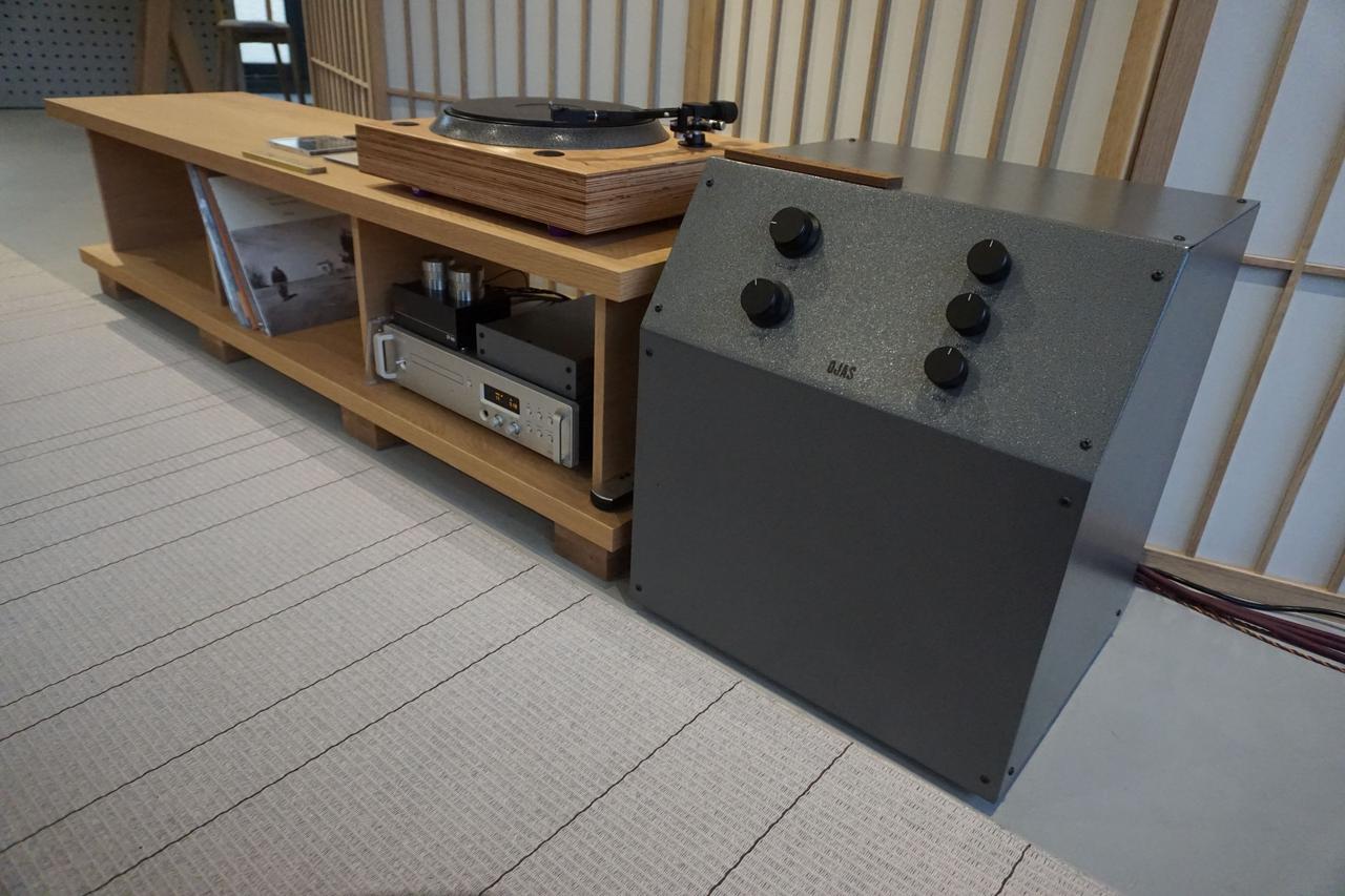 画像: フロアには、デノン製モーターを採用したターンテーブルと、Devon氏が手がけるオーディオブランド「OJAS」のプリメインアンプも設置されている