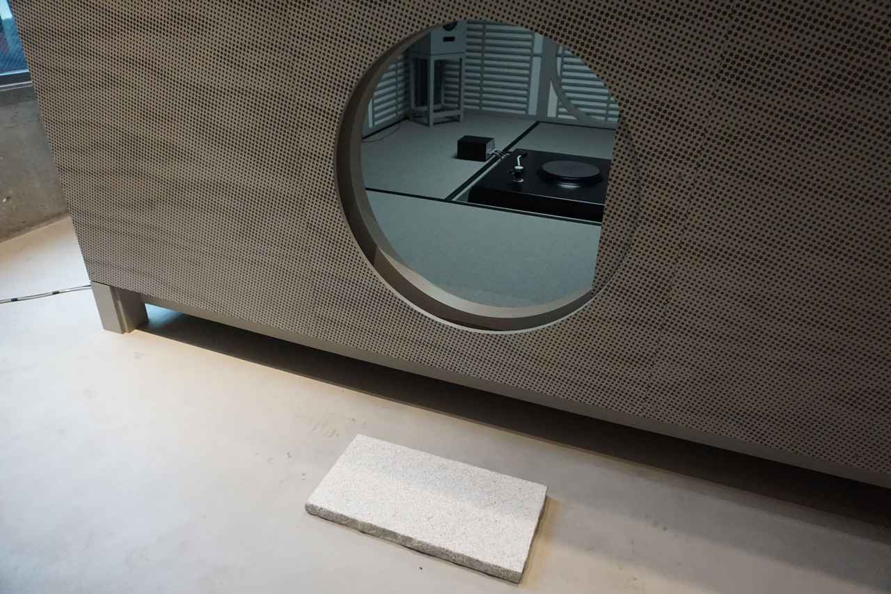 画像: 「サウンドハウス」の入口。手前には沓脱石(くつぬぎいし)が設けられており、来場者はここで靴を脱いで建物内へ入る仕組みとなっている。入口は円形で、京都・鷹峯にある源光庵本堂の「悟りの窓(丸窓)」を思わせる意匠だ