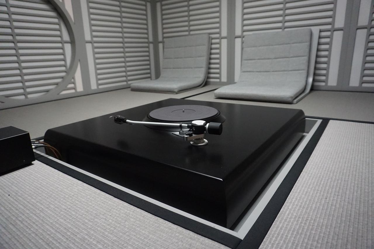 画像: 空間の中央には、茶室の炉に見立てたターンテーブルが鎮座し、ひときわ強い存在感を放っている。フォノモーターにはデノン製、ロングアームにはオルトフォン製のものが採用されている