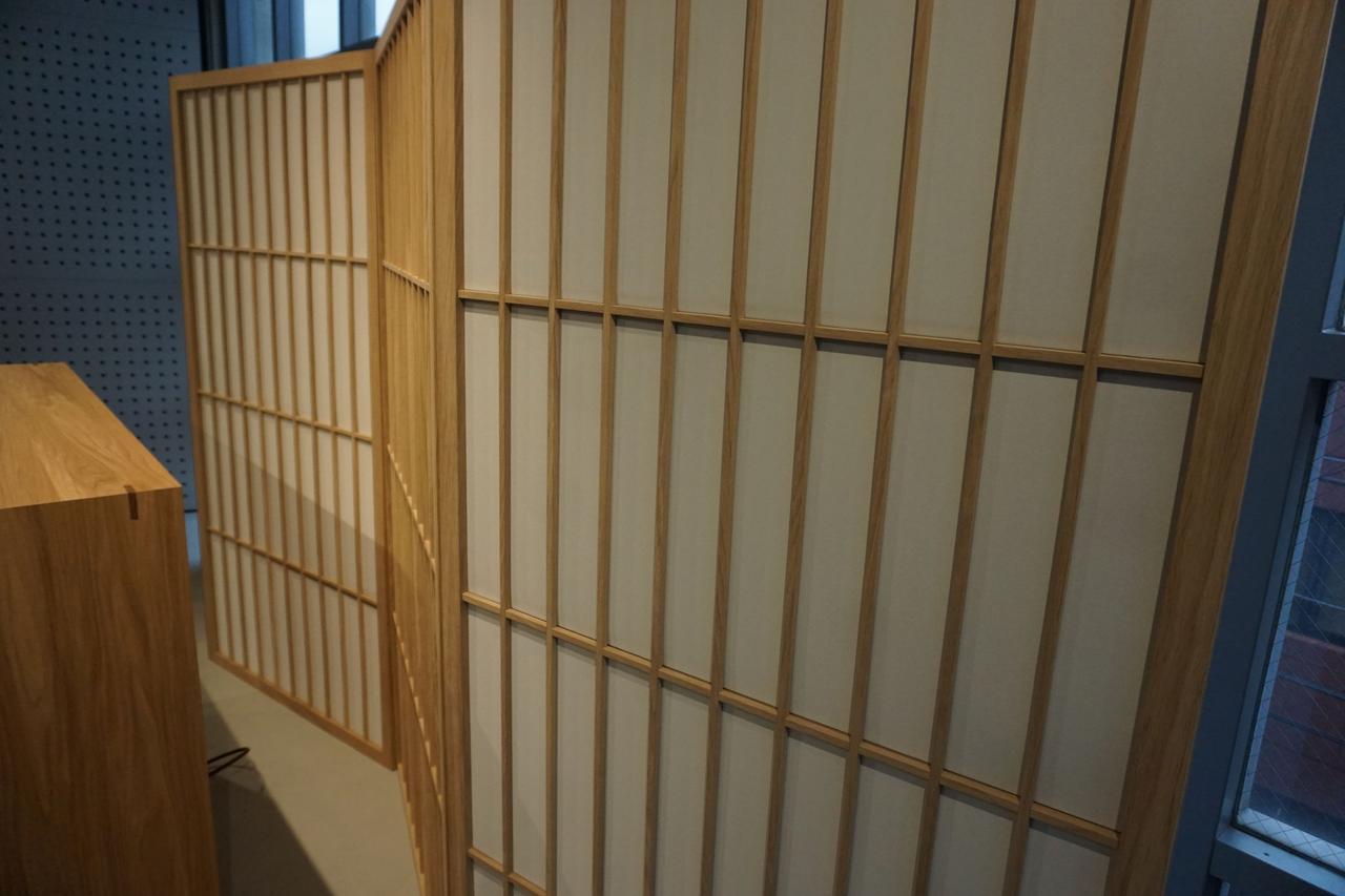 画像: 障子のような質感を持つアコースティックパネルは、本展示のために開発された製品だ