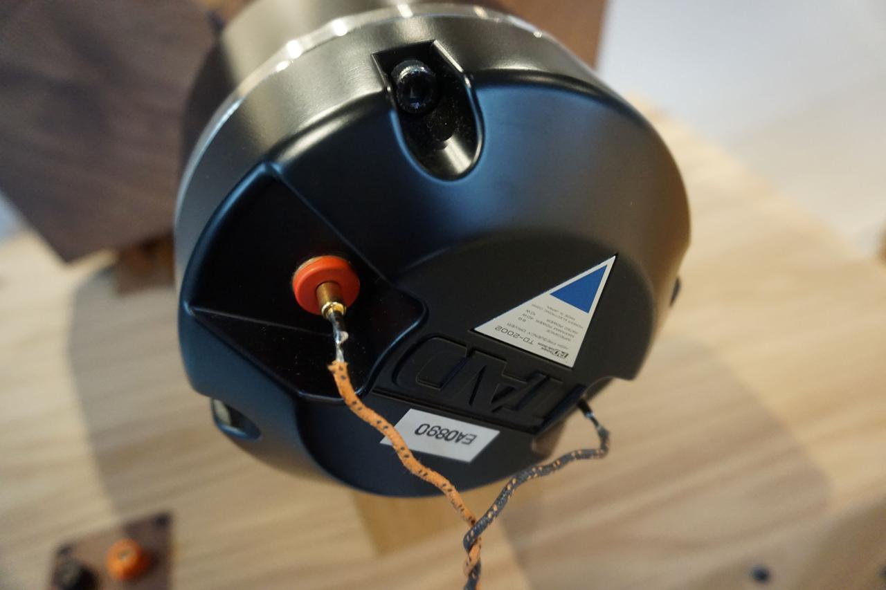 画像: スピーカーには、TADのドライバーユニット「TD2002」を搭載。振動板には48mmのベリリウム材、磁気回路にはアルニコマグネットを採用している