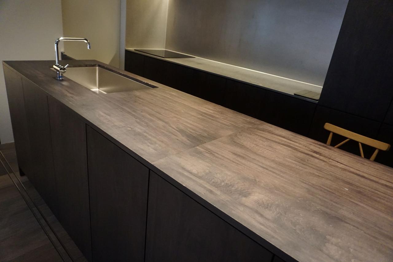 画像: フロア後方には、キッチンスペースも設置されている