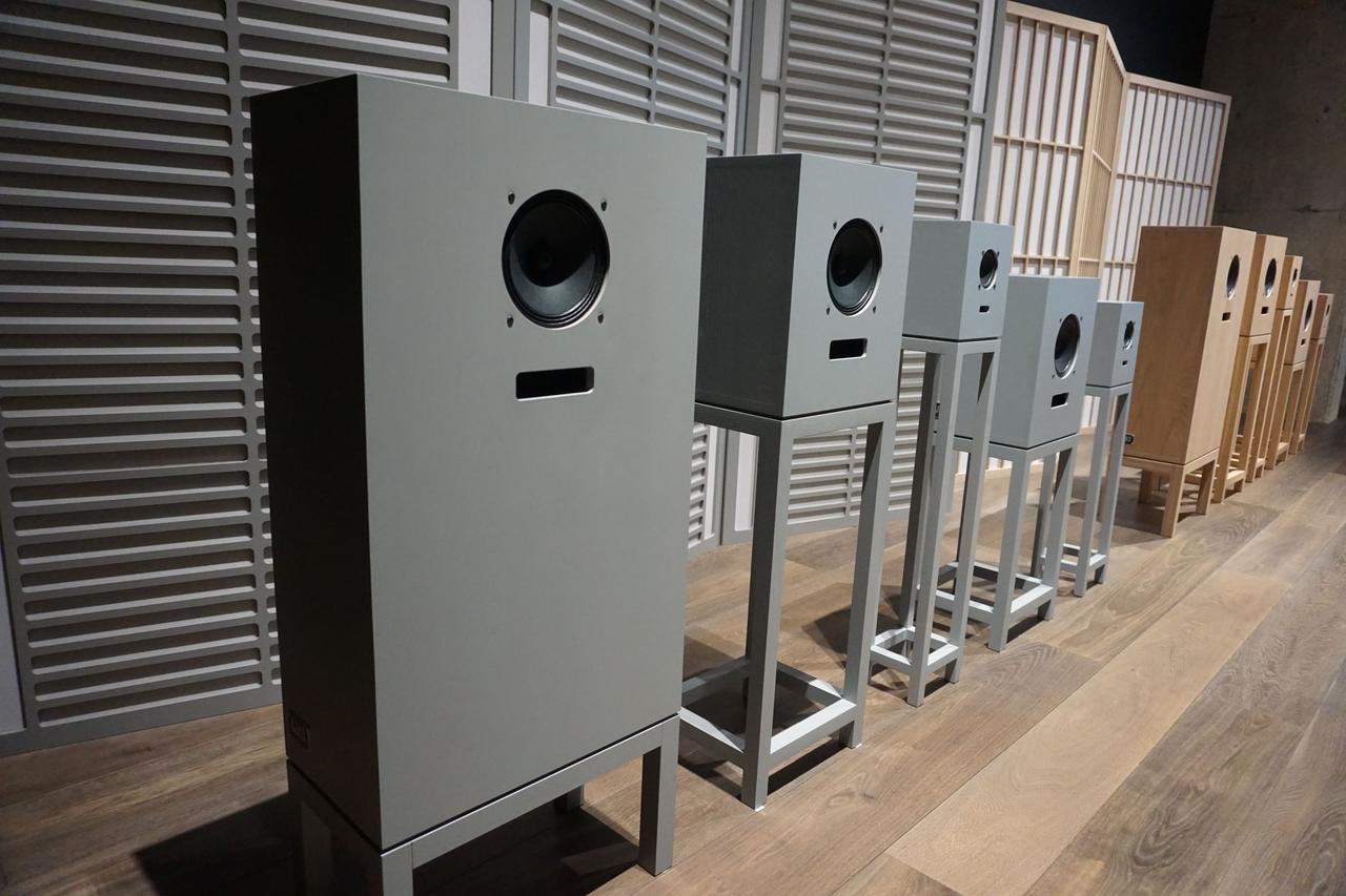 画像: 1Fフロアにも展示されていた「Rokujo」を含む、Devon氏とカリモク家具が共同開発したスピーカーも展示されている。カラーは、Devon氏の定番色であるピューターグレー(手前)と、カリモク家具の定番色であるピュアオーク(奥)の2色展開だ