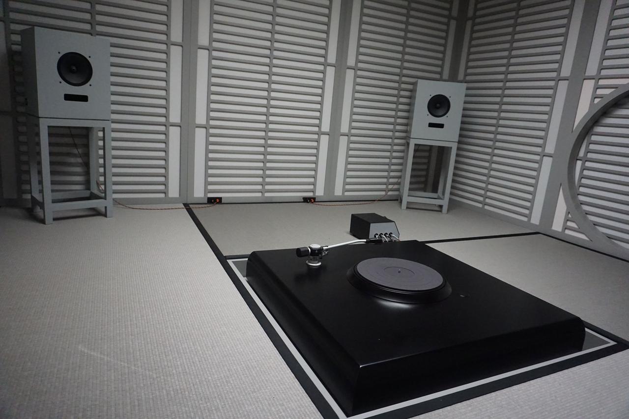 画像: 「サウンドハウス」内部の様子。空間を包み込むようにアコースティックパネルが配置され、左右に設置されたDevon氏とカリモク家具が共同開発した「Rokujo」のスピーカーから流れるアンビエントミュージックが、来場者を静かなメディテーションへと誘う